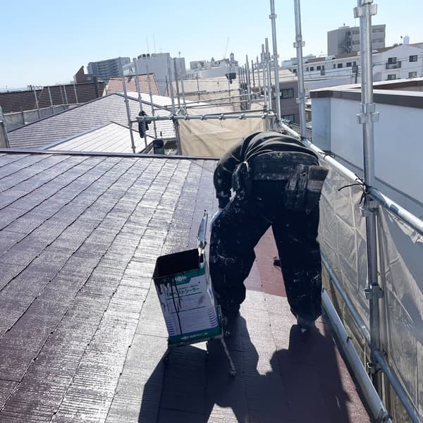 男性職人の屋根塗装作業風景