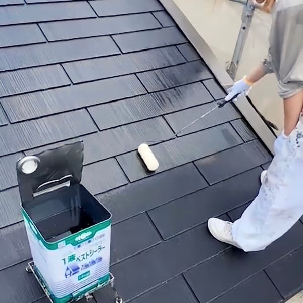 女性職人の屋根塗装作業風景