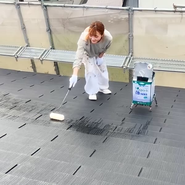 女性職人の屋根塗装作業風景