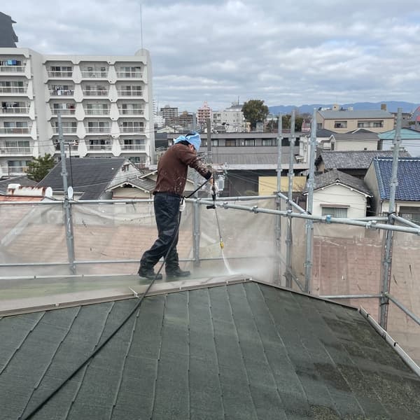 男性職人の高圧洗浄作業風景