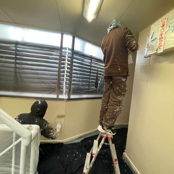 男性職人の内装作業風景